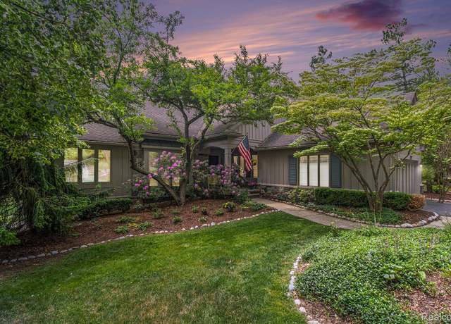 Property at 4825 Mirror Lake Dr, West Bloomfield, MI 48323, 3 beds, 2.5 baths