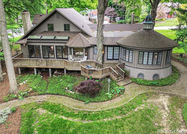 Property at 988 Kenwood Dr, Holland, MI 49423, 4 beds, 2.5 baths
