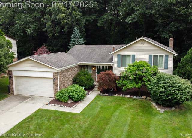 Property at 625 Ten Point Dr, Rochester Hills, MI 48309, 4 beds, 2.5 baths
