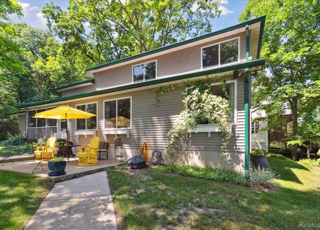 Property at 2340 Lakeview Dr, Brooklyn, MI 49230, 3 beds, 2.5 baths