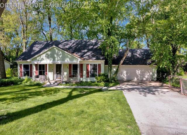 Property at 326 Orchardale Dr, Rochester Hills, MI 48309, 3 beds, 2.5 baths