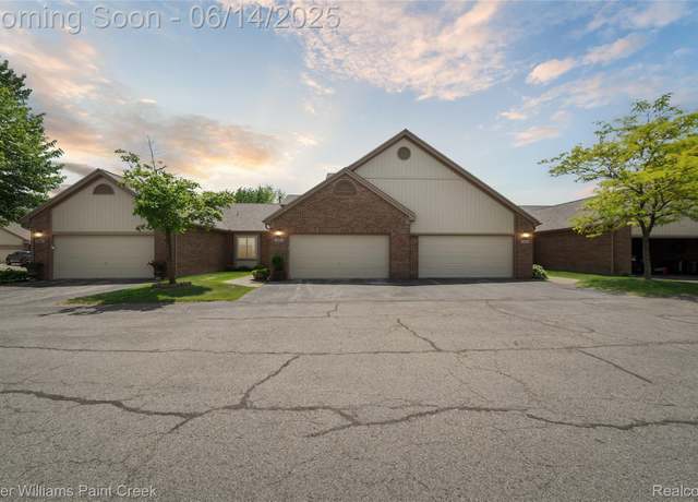 Property at 46860 High Meadows Ct, Macomb, MI 48044, 2 beds, 2.5 baths