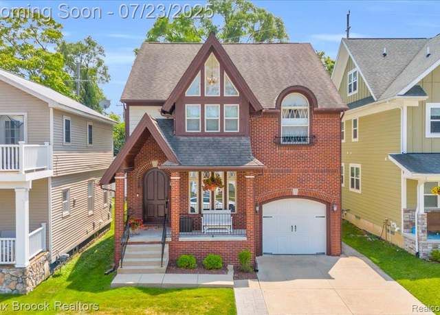 Property at 706 Chambers St, Royal Oak, MI 48067, 4 beds, 3.5 baths