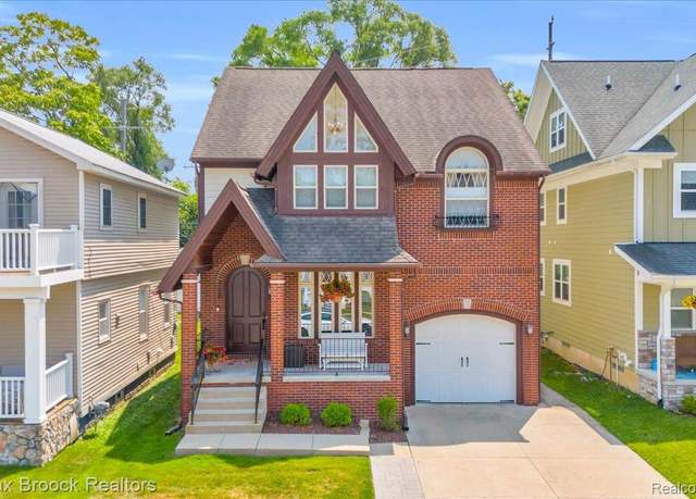 Property at 706 Chambers St, Royal Oak, MI 48067, 4 beds, 3.5 baths