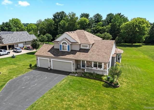 Property at 12366 Orchard Wood Dr, Fenton, MI 48430, 3 beds, 2.5 baths