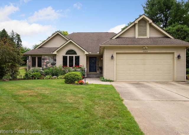 Property at 1369 Hunter Rd, Brighton, MI 48114, 3 beds, 2.5 baths