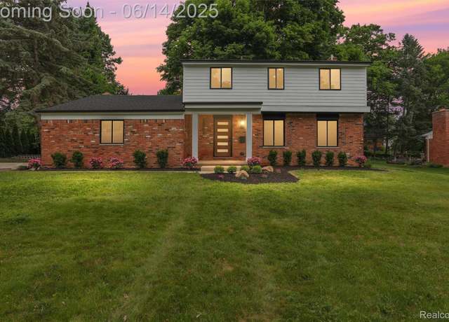 Property at 2084 Kristin Dr, Troy, MI 48084, 4 beds, 2.5 baths