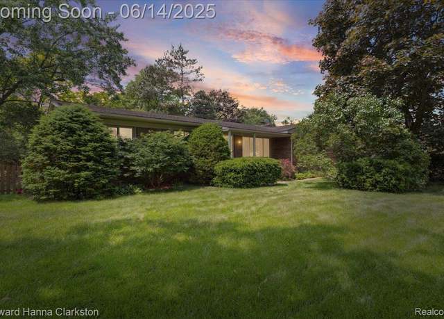 Property at 5045 Bronco Dr, Clarkston, MI 48346, 3 beds, 2 baths