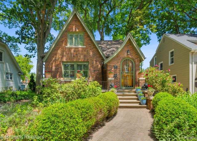 Property at 923 E 5th St, Royal Oak, MI 48067, 4 beds, 2 baths