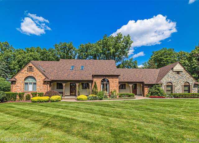 Property at 2525 Crofton Ct, Bloomfield Hills, MI 48304, 3 beds, 3.5 baths