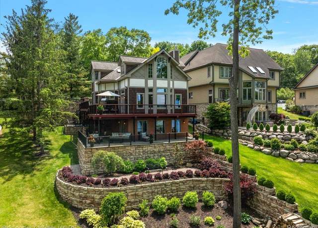 Property at 1739 Ridge Rd, White Lake Charter Township, MI 48383, 4 beds, 4 baths