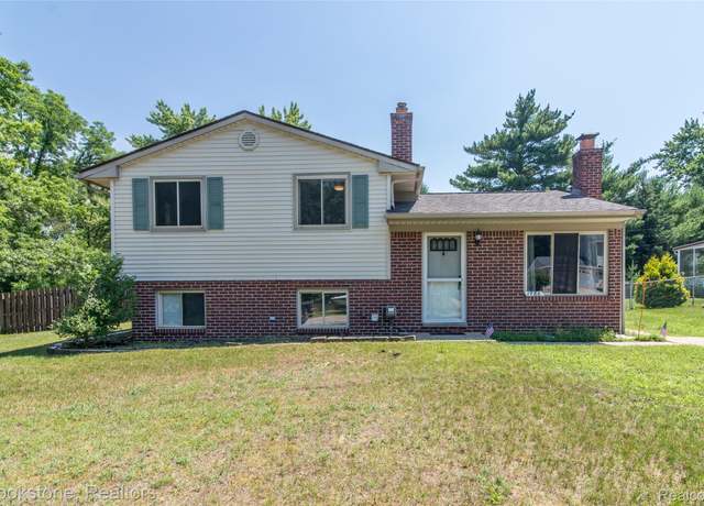 Property at 1986 Greenmeadow Dr, Walled Lake, MI 48390, 3 beds, 1.5 baths
