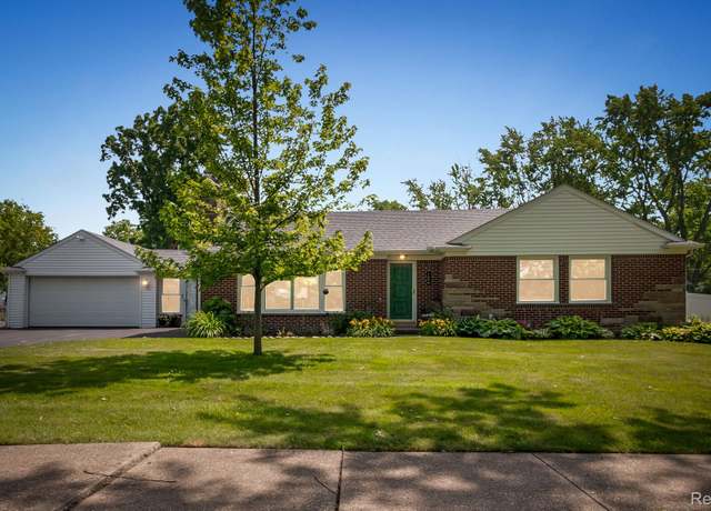 Property at 187 Gateway Dr, Waterford, MI 48328, 3 beds, 2 baths