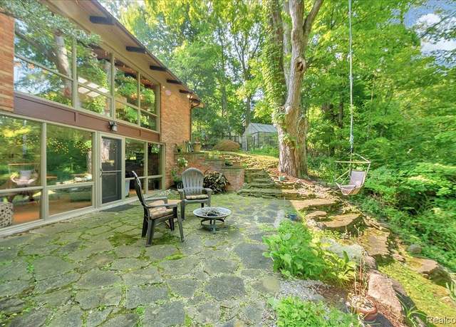 Property at 32981 Biddestone Ln, Farmington Hills, MI 48334, 3 beds, 2.5 baths