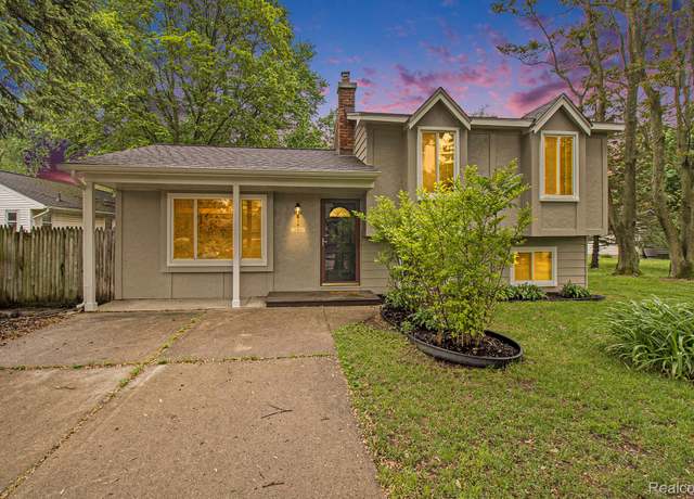 Property at 9175 Maplewood Dr, White Lake, MI 48386, 3 beds, 1.5 baths