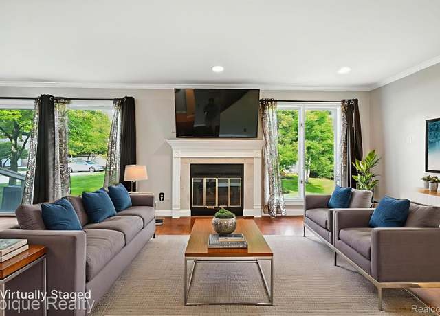 Property at 4291 Foxpointe Dr, West Bloomfield Charter Township, MI 48323, 3 beds, 3.5 baths