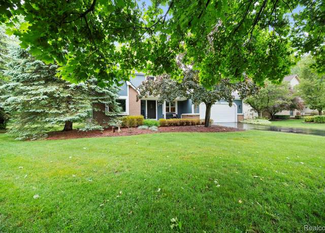 Property at 4386 Kelly Circle Dr, Commerce Twp, MI 48390, 4 beds, 2.5 baths