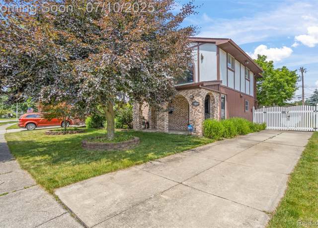 Property at 31792 Lafler Dr, Rockwood, MI 48173, 3 beds, 2 baths
