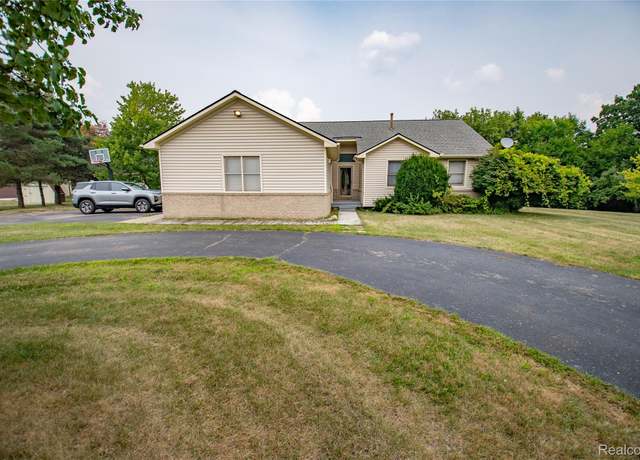 Property at 808 Vivian Ln, Oxford, MI 48371, 3 beds, 2 baths