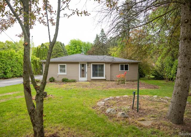 Property at 4216 Parker Rd, Fort Gratiot, MI 48059, 4 beds, 1 bath