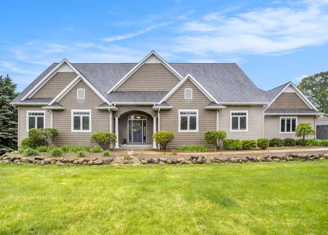 Property at 7522 S 10th St, Kalamazoo, MI 49009, 5 beds, 4.5 baths