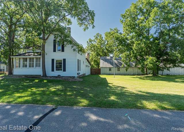 Property at 1480 E Hamlin Rd, Rochester Hills, MI 48307, 4 beds, 2 baths