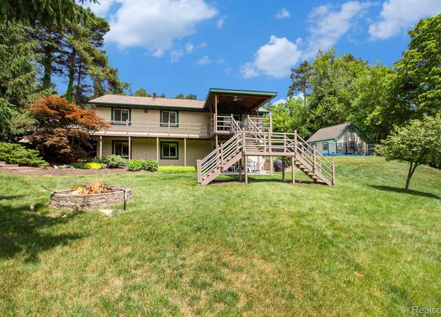 Property at 9084 Bennett Lake Rd, Fenton, MI 48430, 4 beds, 3 baths