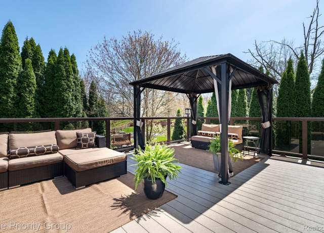 Property at 1229 Poppy Hill Dr, Oxford, MI 48371, 3 beds, 2.5 baths