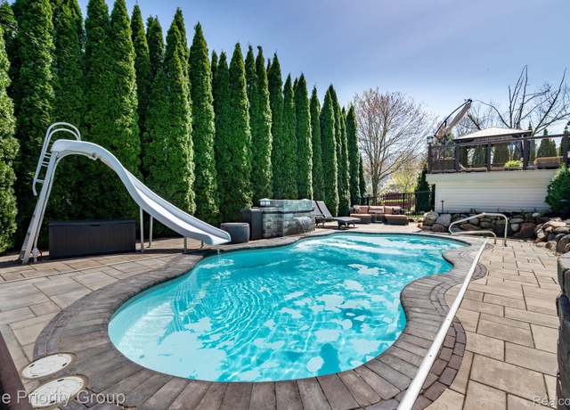 Property at 1229 Poppy Hill Dr, Oxford, MI 48371, 3 beds, 2.5 baths