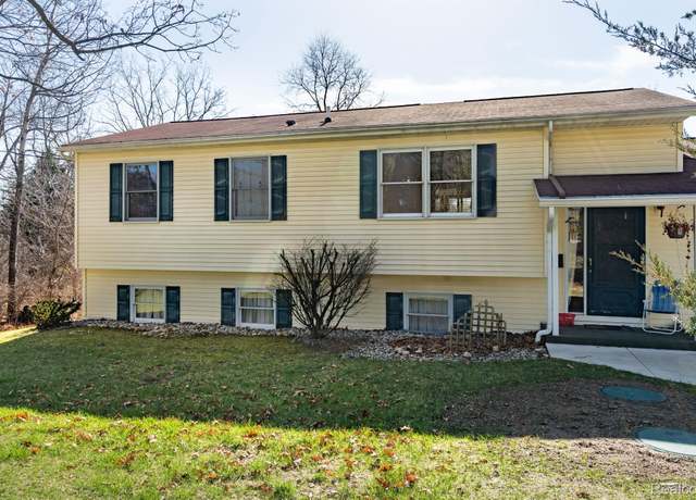 Property at 3772 E Coon Lake Rd, Howell, MI 48843, 3 beds, 2 baths