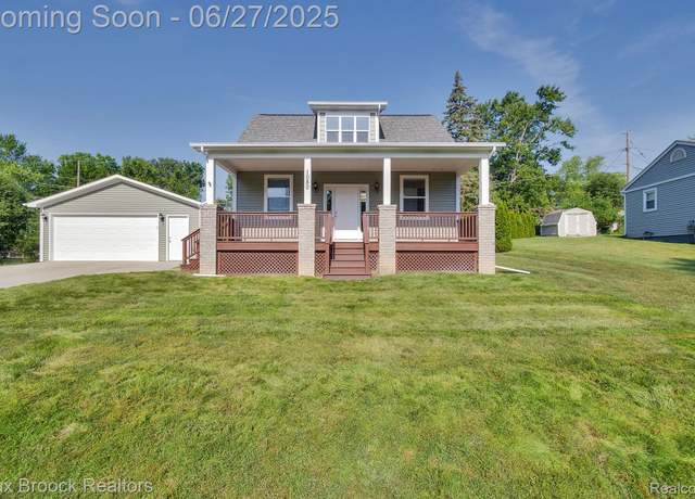 Property at 1080 Oregon Blvd, Waterford, MI 48327, 3 beds, 2.5 baths
