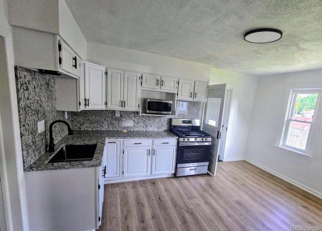 Property at 2311 S Jefferson St, Bay City, MI 48708, 3 beds, 1.5 baths