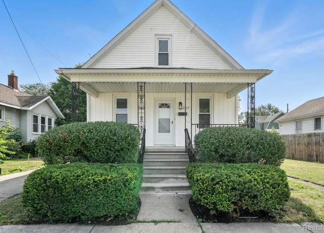 Property at 2311 S Jefferson St, Bay City, MI 48708, 3 beds, 1.5 baths