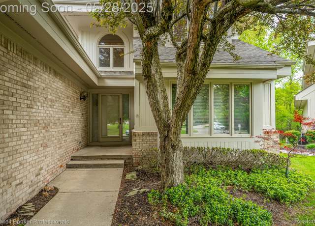Property at 6560 Pleasant Lake Ct #11, West Bloomfield, MI 48322, 3 beds, 3.5 baths