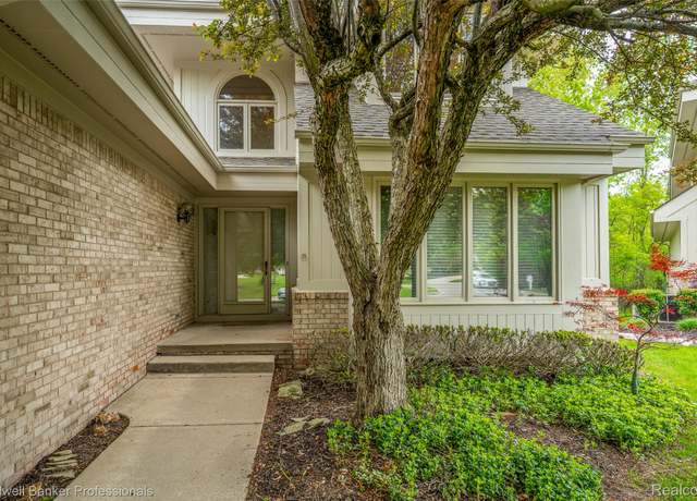 Property at 6560 Pleasant Lake Ct #11, West Bloomfield, MI 48322, 3 beds, 3.5 baths