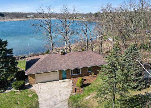 Property at 27944 Lakeview Hills Rd, Sturgis, MI 49091, 3 beds, 2.5 baths