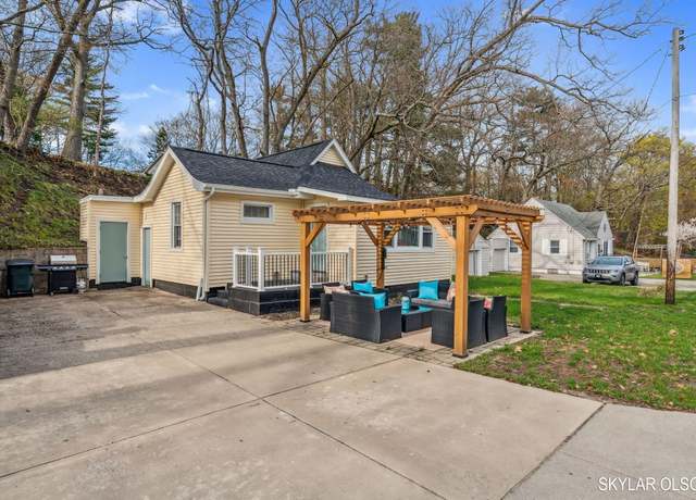Property at 3316 Lakeshore Dr, Muskegon, MI 49441, 2 beds, 1.5 baths