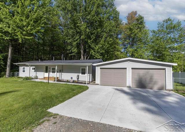 Property at 2832 N West River Rd, Sanford, MI 48657, 3 beds, 1 bath