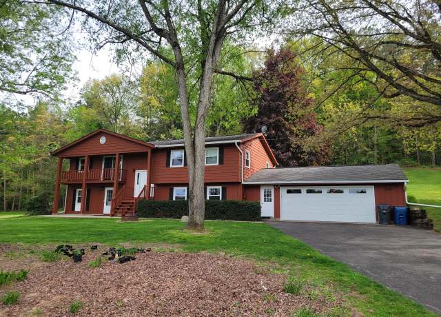 Property at 2725 W B Ave, Plainwell, MI 49080, 4 beds, 3 baths