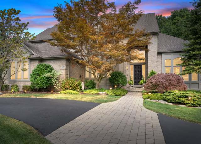 Property at 6462 W Oaks Dr, West Bloomfield, MI 48324, 5 beds, 4.5 baths
