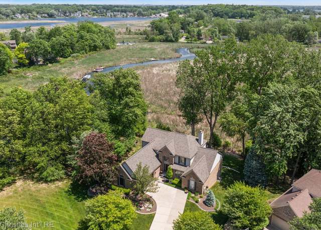 Property at 1707 Mountain Ash Dr, West Bloomfield, MI 48324, 4 beds, 3.5 baths