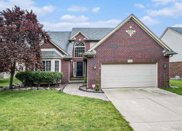 Property at 724 Pinecreek Dr, Fenton, MI 48430, 4 beds, 2.5 baths