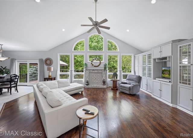 Property at 946 Adams Rd, Milford, MI 48381, 4 beds, 4.5 baths