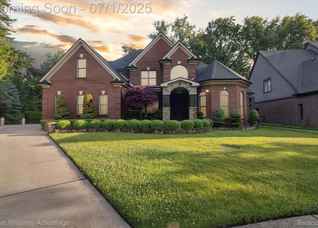 Property at 27715 Stephany Ct, Harrison Township, MI 48045, 5 beds, 3.5 baths