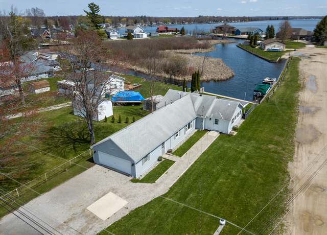 Property at 13496 W Shore Dr, Houghton Lake, MI 48629, 3 beds, 1 bath