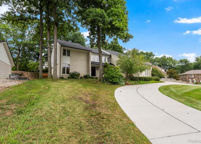 Property at 5322 Pond Bluff Dr, West Bloomfield Charter Township, MI 48323, 4 beds, 4.5 baths