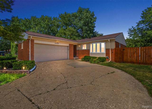 Property at 26250 Virginia Dr, Warren, MI 48091, 3 beds, 2.5 baths
