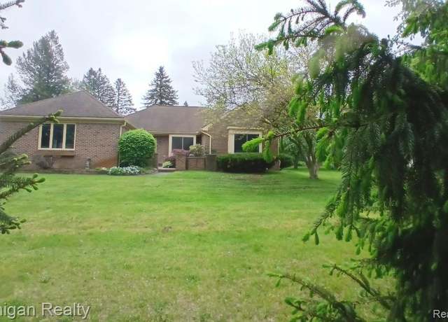 Property at 3531 E Commerce Rd, Commerce Twp, MI 48382, 3 beds, 2.5 baths