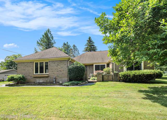Property at 3531 E Commerce Rd, Commerce Twp, MI 48382, 3 beds, 2.5 baths