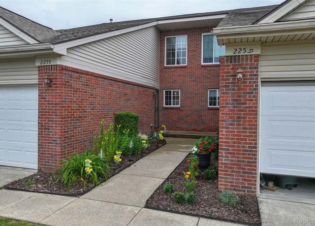 Property at 2255 Crystal Crossing Dr, Howell, MI 48843, 3 beds, 2.5 baths